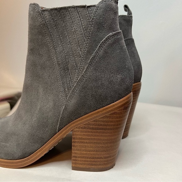 Marc Fisher Women Gadri Pointed Toe Chelsea Ankle Boots Size 9 M Gray Leather - Picture 2 of 16